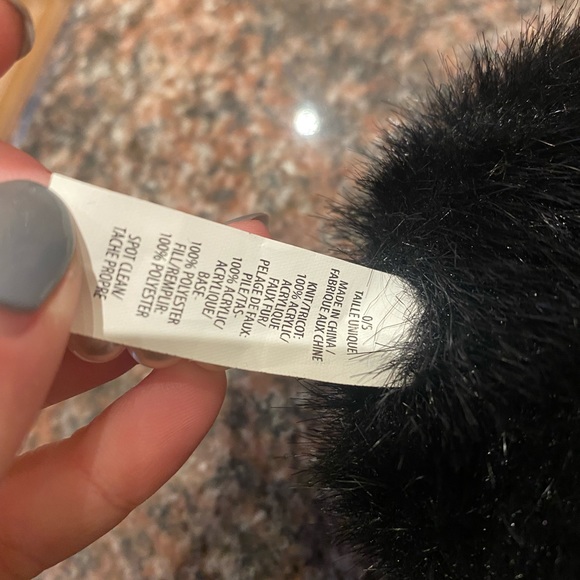 Fake fur earmuffs headphones. Plug in to your favourite devices - Picture 2 of 3